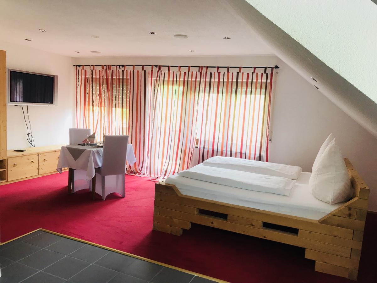 Hotel Gasthof Zum Lowen Wiechs am Randen Extérieur photo